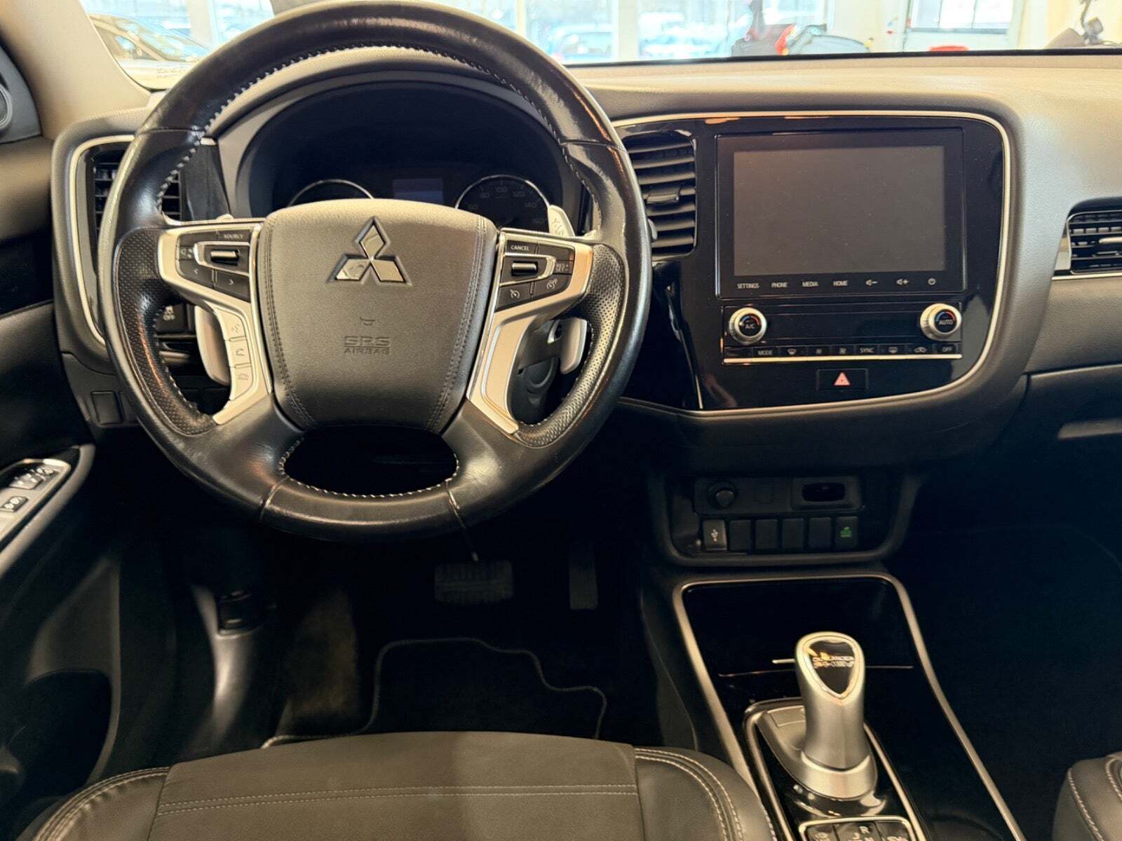 Grå Mitsubishi Outlander fra 2020