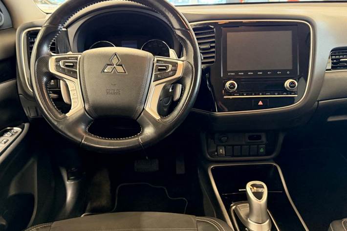 Grå Mitsubishi Outlander fra 2020