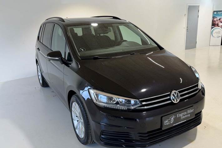 Sort VW Touran fra 2016 set udefra
