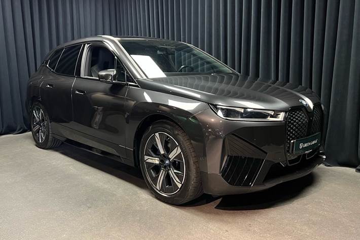 Grå BMW iX fra 2023