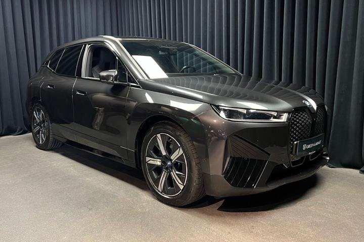 Grå BMW iX fra 2023 set udefra