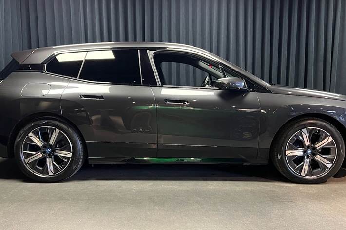 Grå BMW iX fra 2023