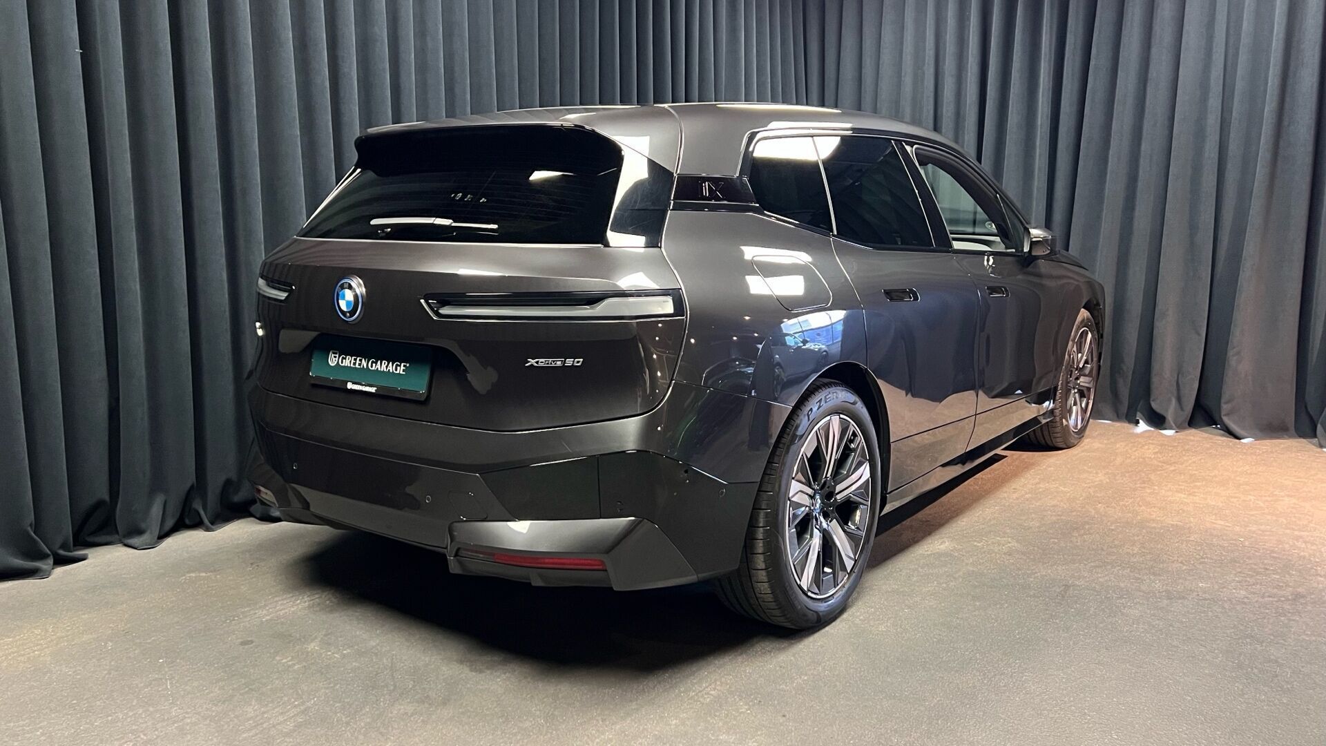 Grå BMW iX fra 2023