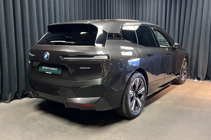 Grå BMW iX fra 2023