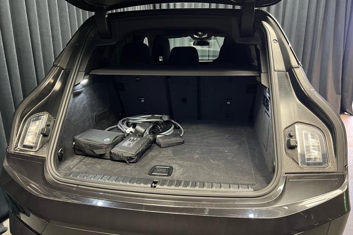 Grå BMW iX fra 2023