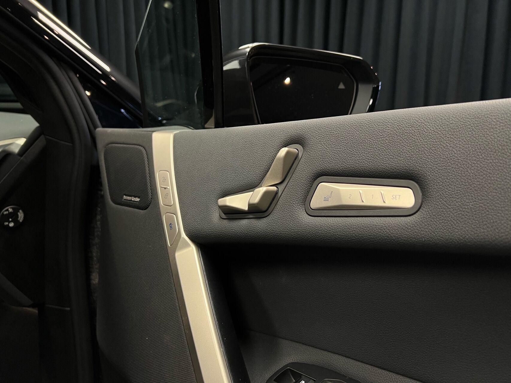 Grå BMW iX fra 2023