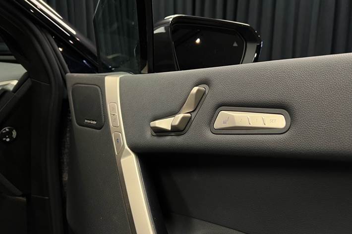 Grå BMW iX fra 2023