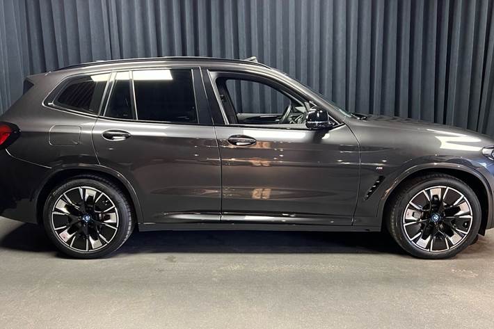 Grå BMW iX3 fra 2023