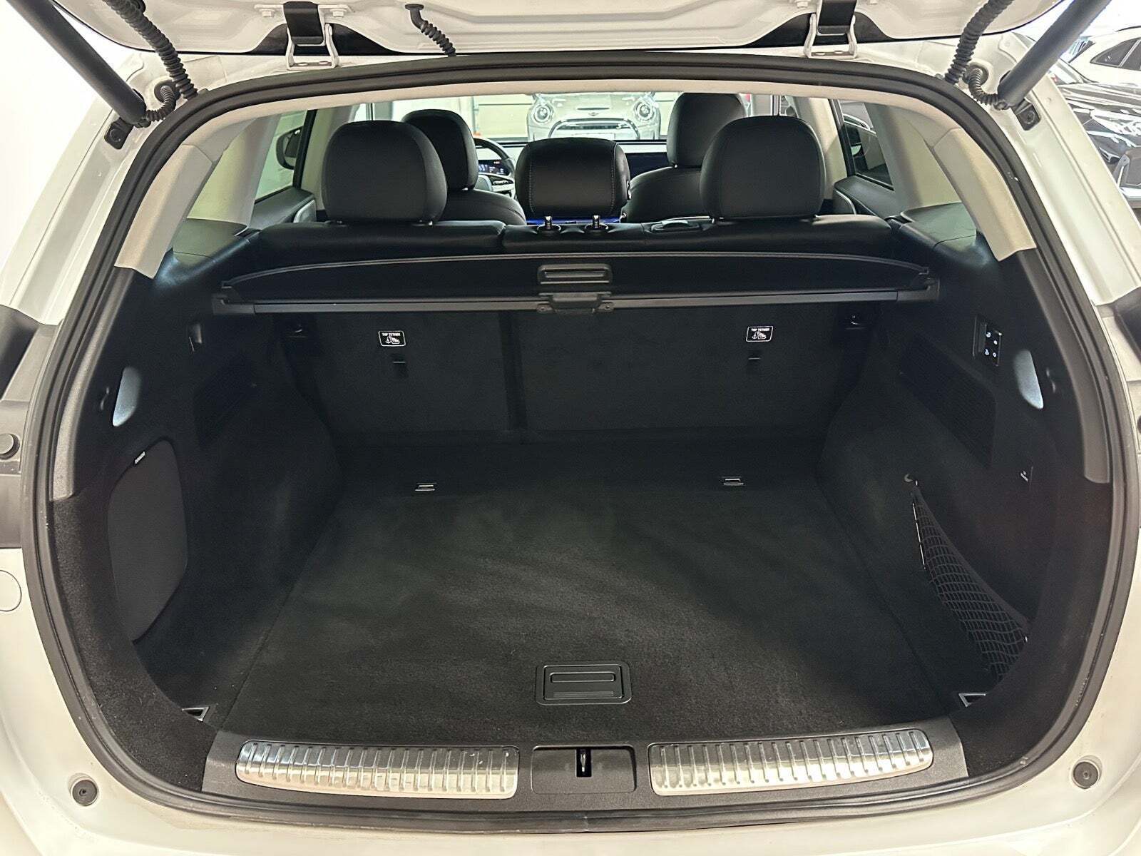 Hvid Xpeng G9 fra 2023