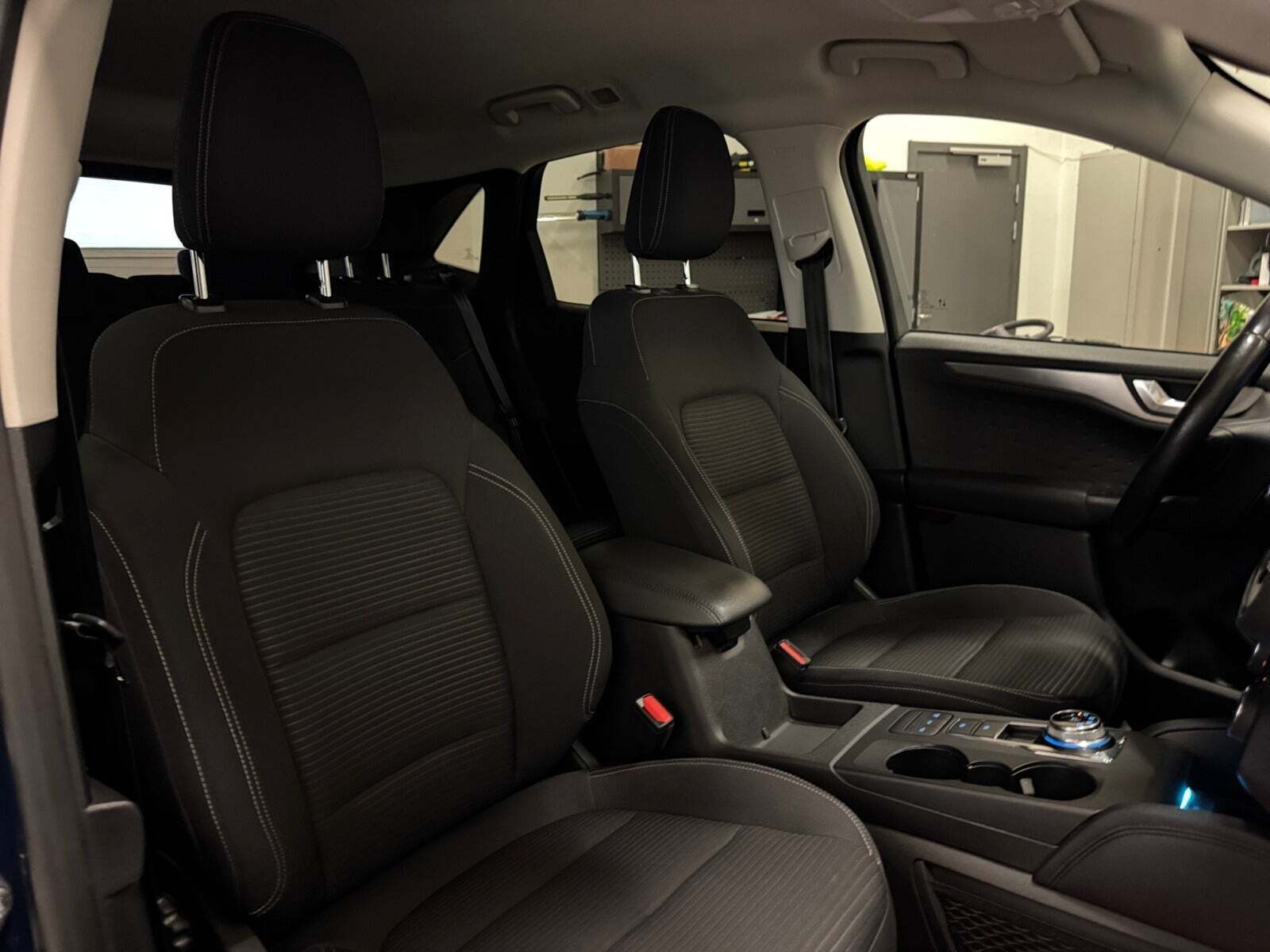 Blå Ford Kuga fra 2020