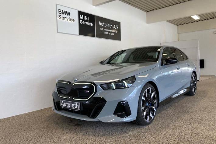 Grå BMW i5 fra 2025