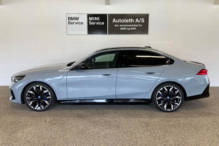 Grå BMW i5 fra 2025
