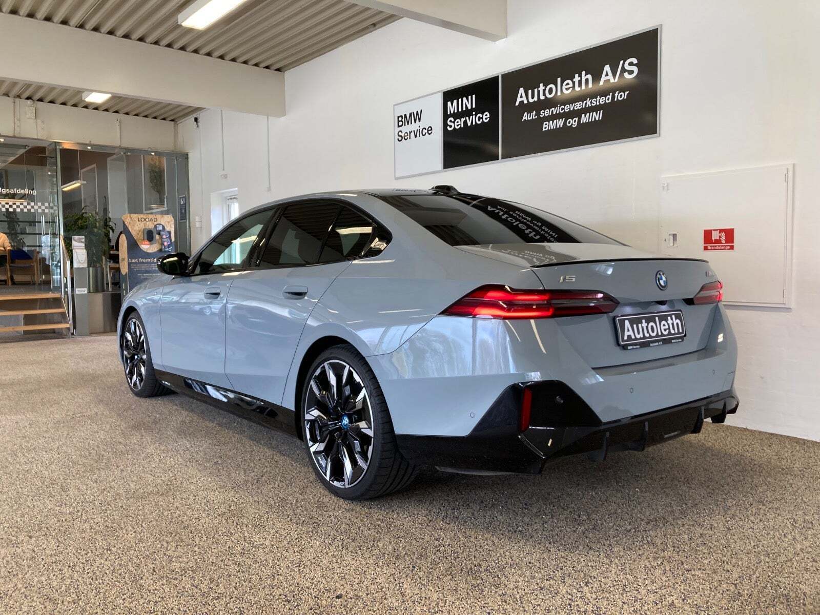 Grå BMW i5 fra 2025