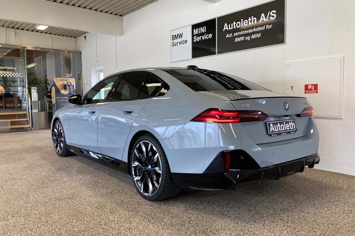 Grå BMW i5 fra 2025