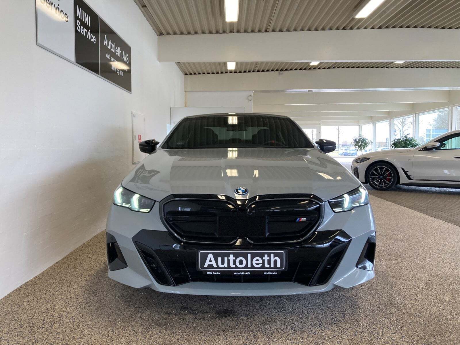 Grå BMW i5 fra 2025