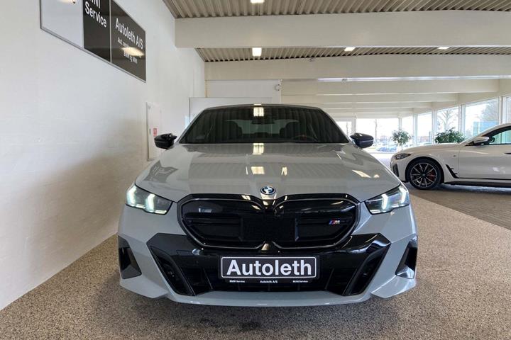 Grå BMW i5 fra 2025