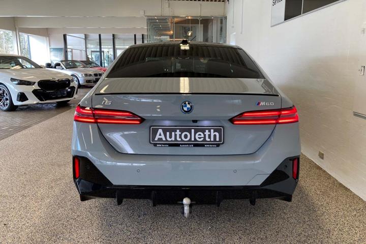 Grå BMW i5 fra 2025