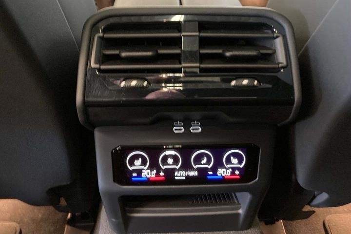 Grå BMW i5 fra 2025