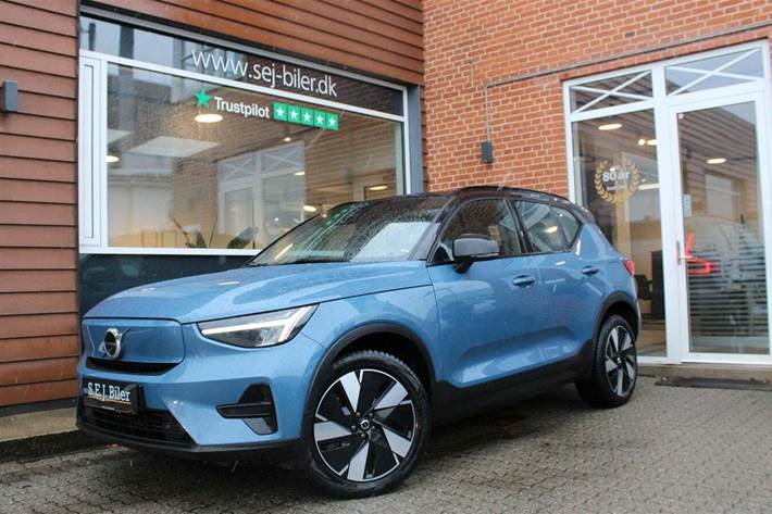 Blå Volvo XC40 fra 2024