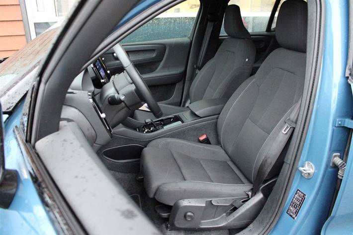 Blå Volvo XC40 fra 2024