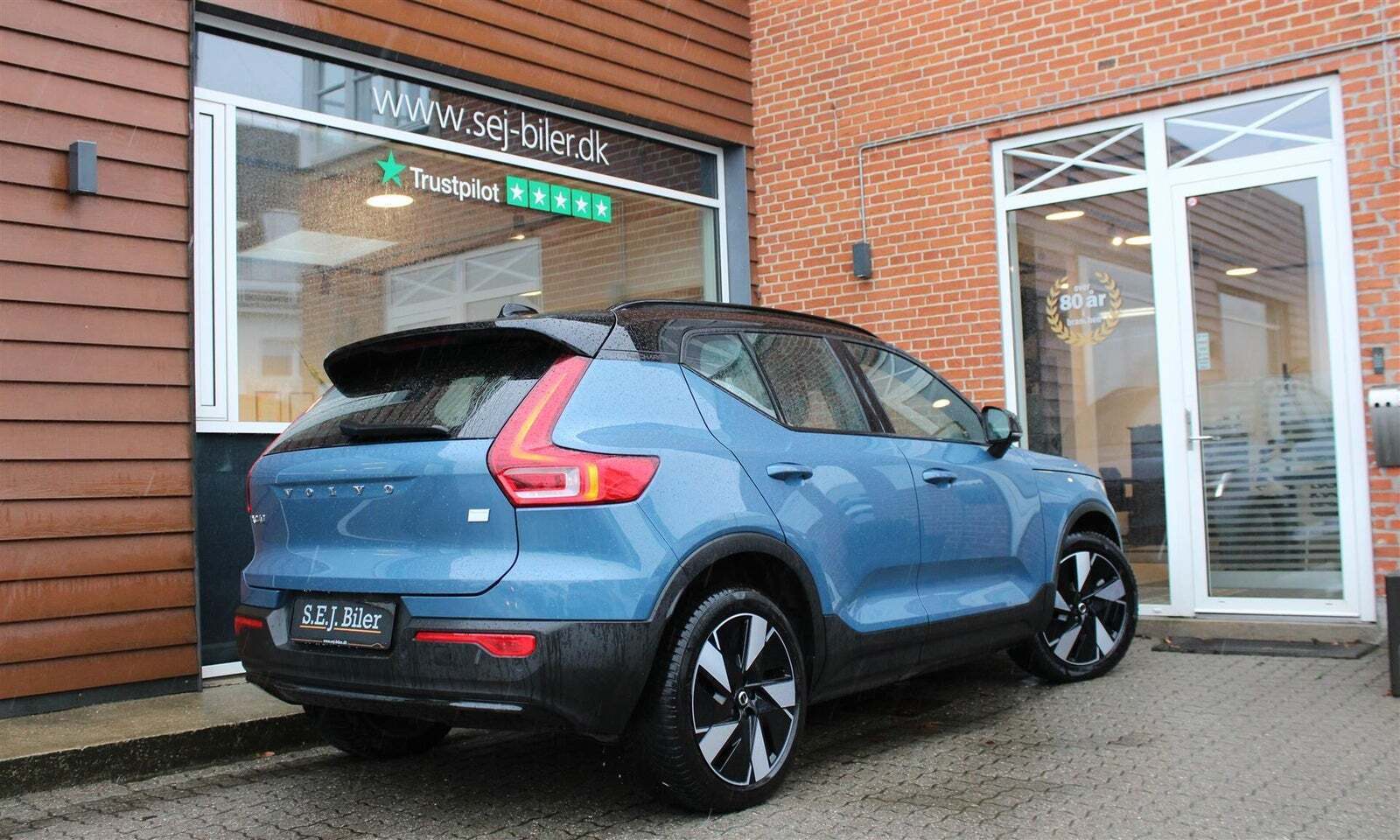 Blå Volvo XC40 fra 2024
