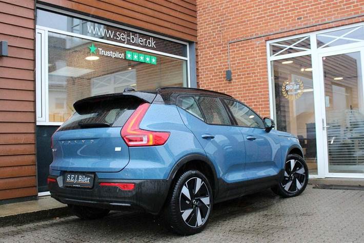 Blå Volvo XC40 fra 2024