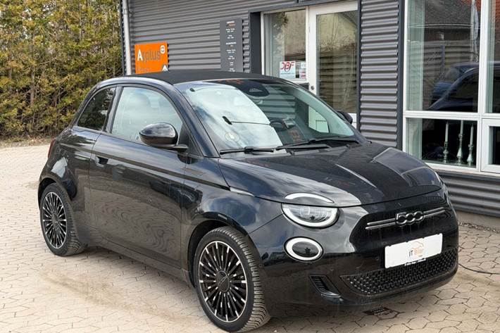 Sort Fiat 500e fra 2021 set udefra