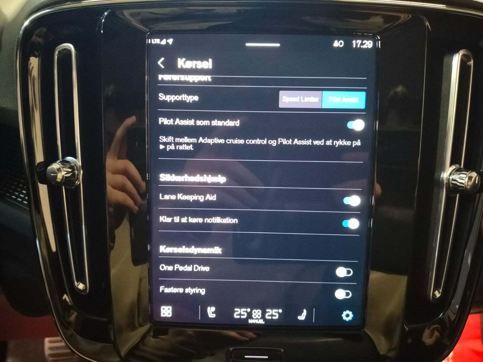 Rød Volvo XC40 fra 2022