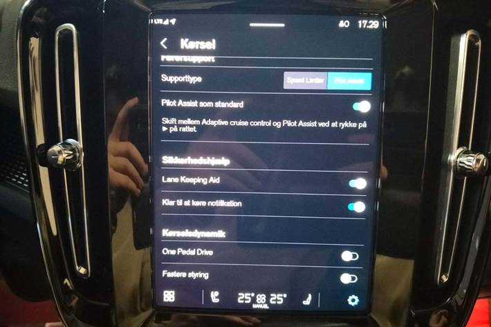 Rød Volvo XC40 fra 2022