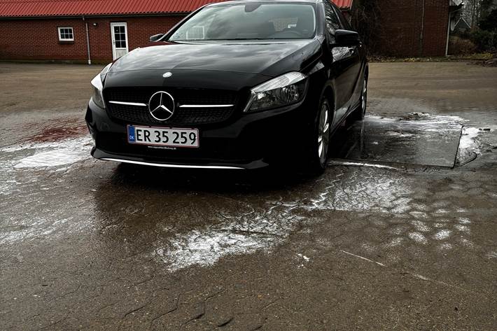 Sort Mercedes A-Klasse fra 2016