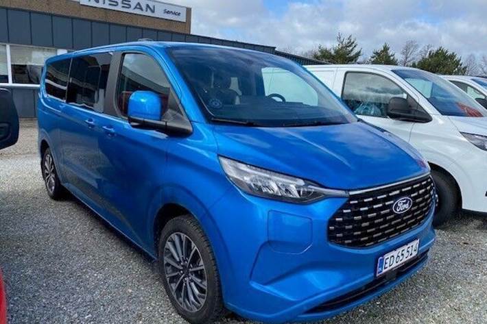 Blå Ford Tourneo Custom fra 2024