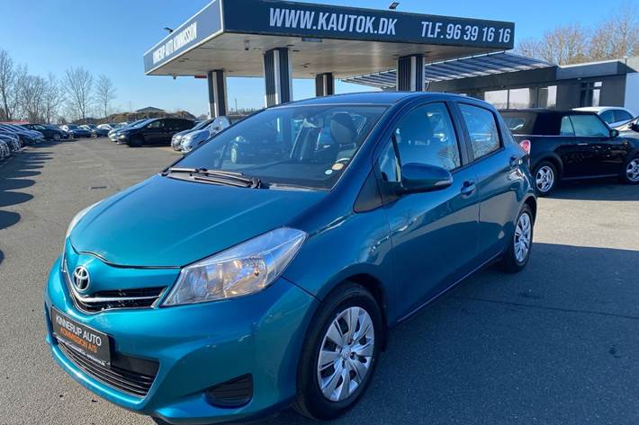 Turquoise Toyota Yaris fra 2012