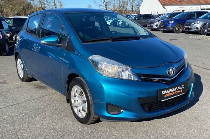 Turquoise Toyota Yaris fra 2012