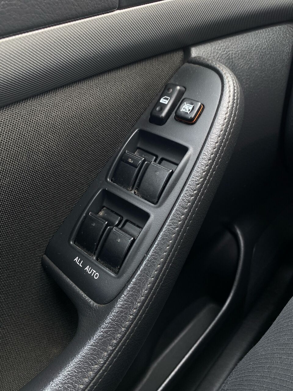 Sølv Toyota Avensis fra 2008