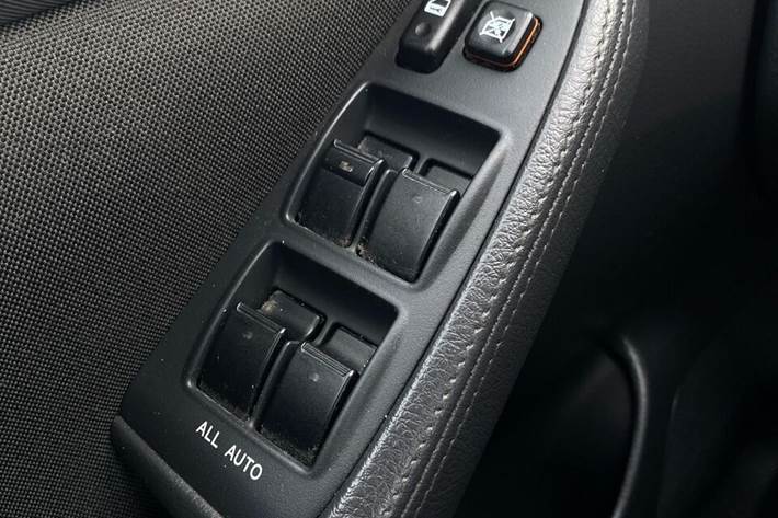 Sølv Toyota Avensis fra 2008