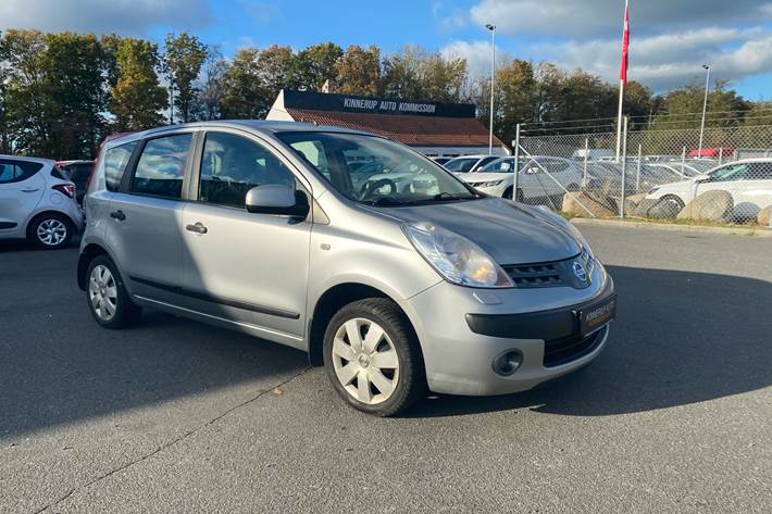 Sølv Nissan Note fra 2007