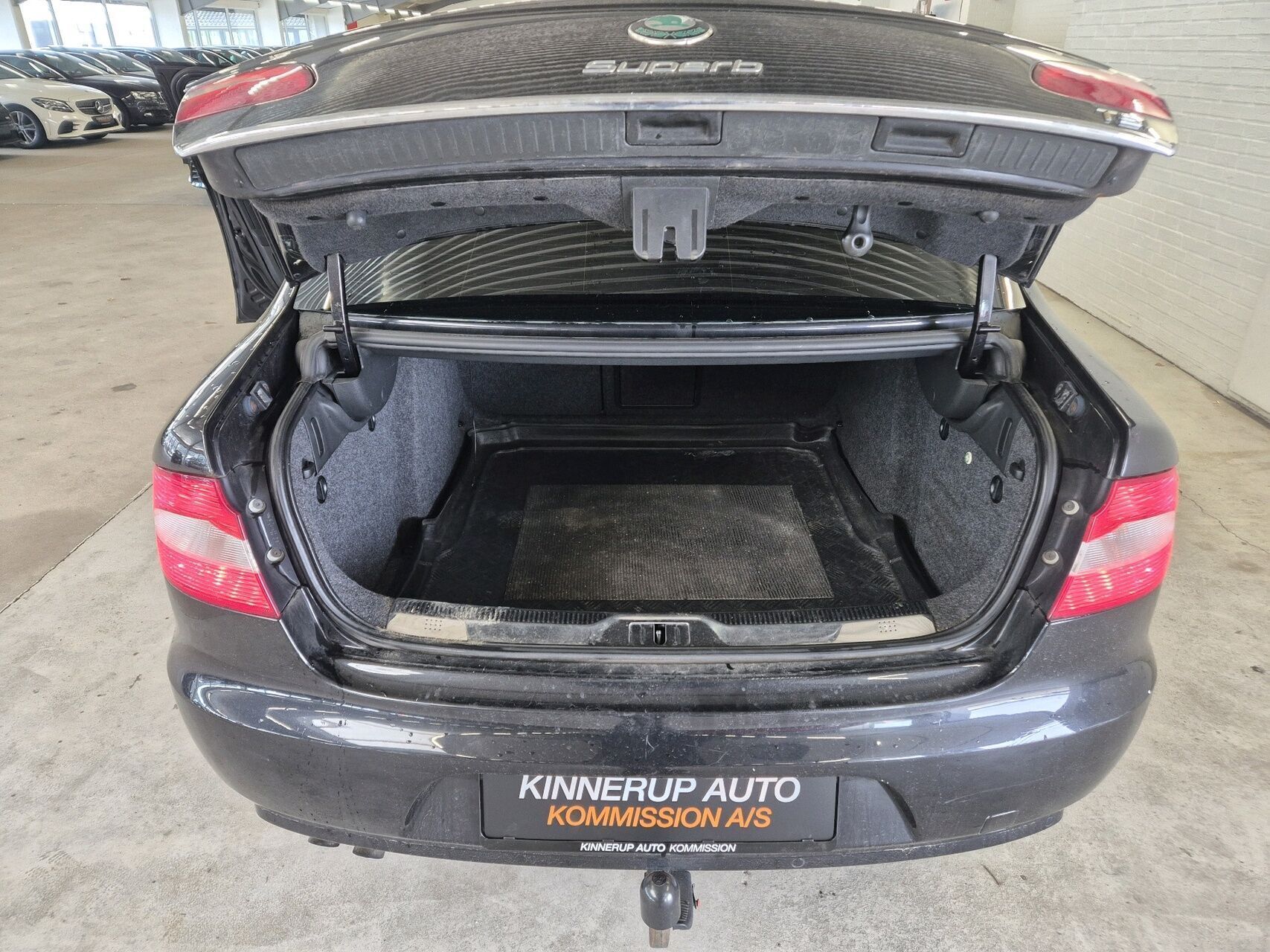 Sort Skoda Superb fra 2010