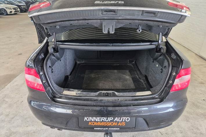 Sort Skoda Superb fra 2010