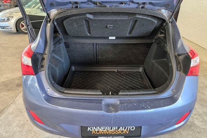 Blå Hyundai i30 fra 2013