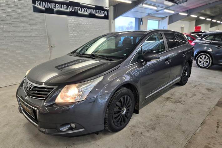 Grå Toyota Avensis fra 2012