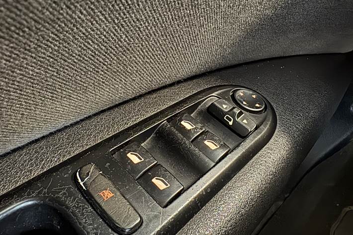 Sølv Peugeot 407 fra 2004