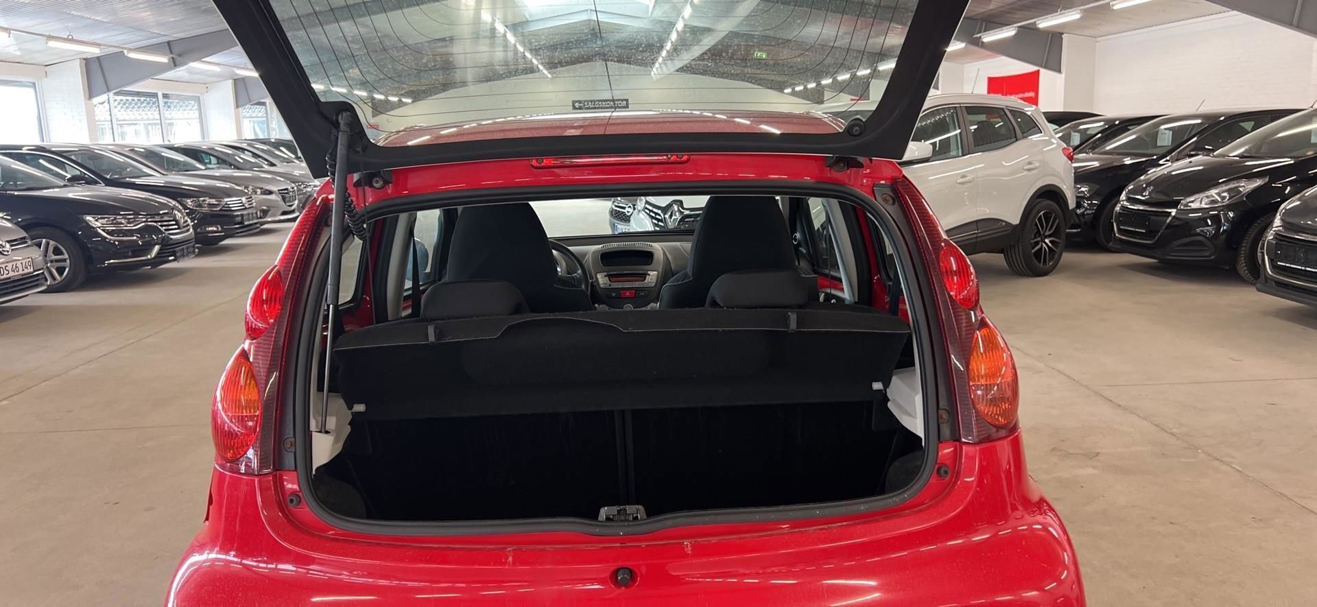 Rød Peugeot 107 fra 2013