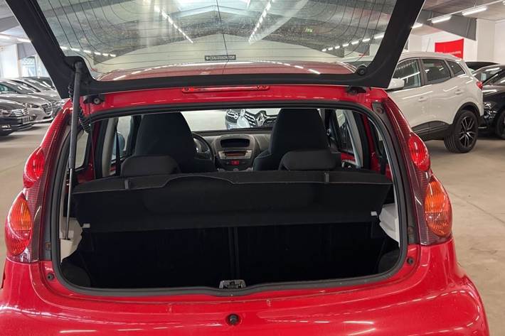 Rød Peugeot 107 fra 2013