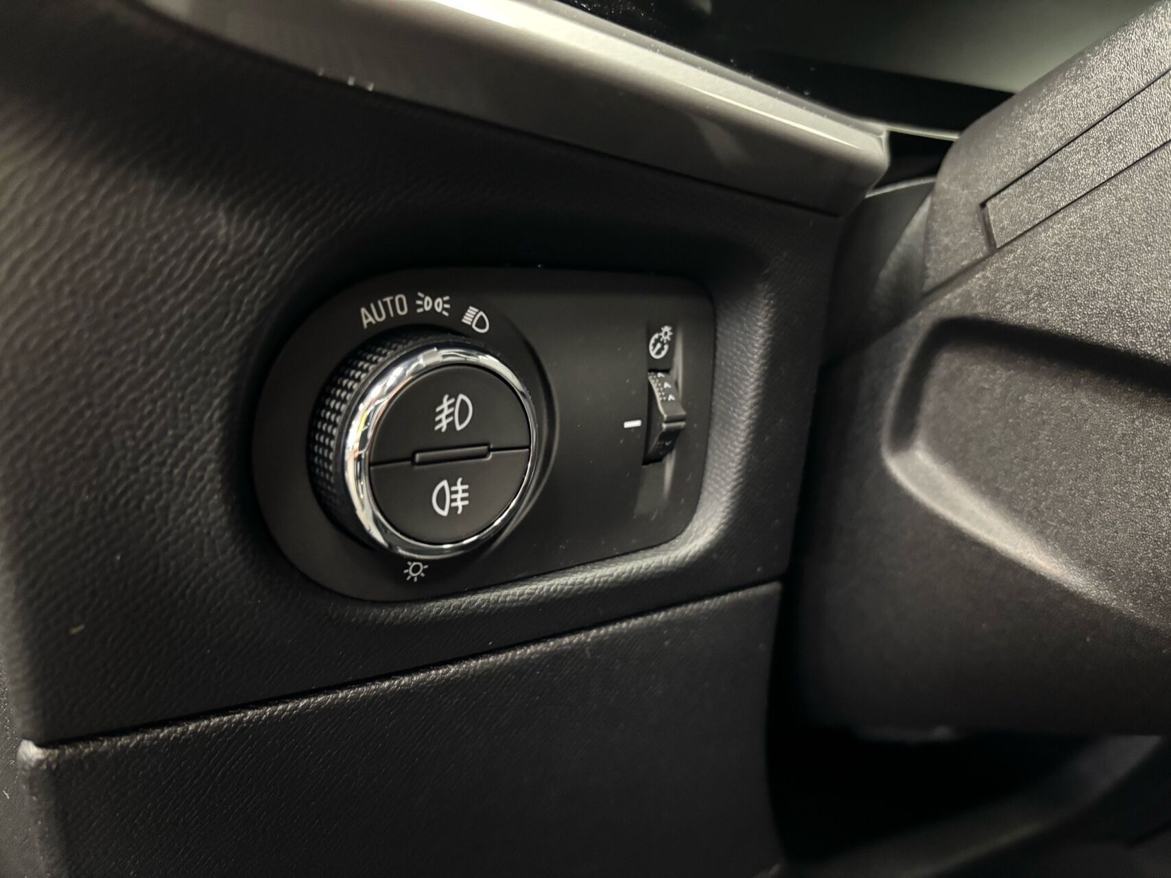 Sort Opel Mokka-e fra 2023