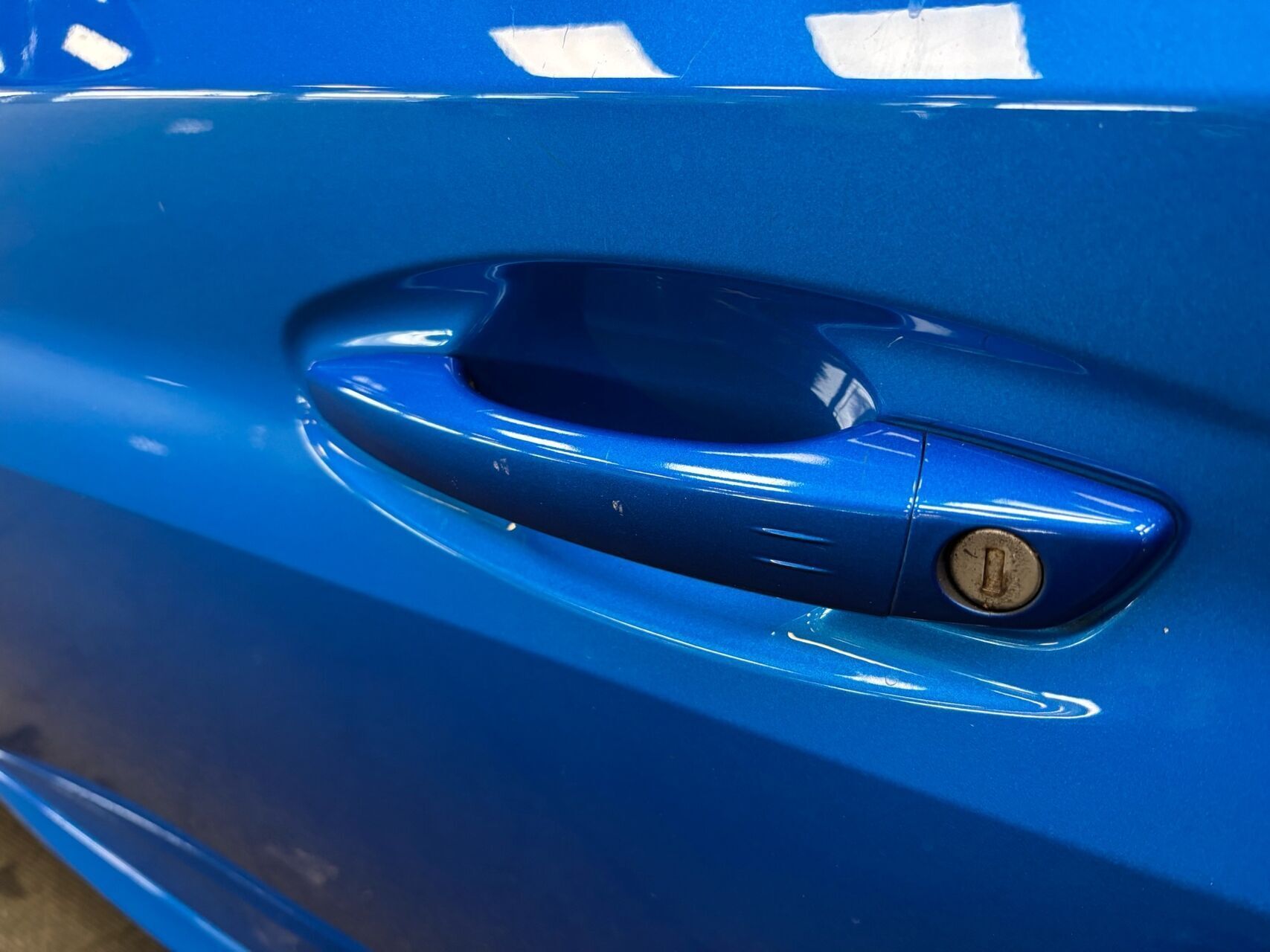 Blå Peugeot e-208 fra 2021