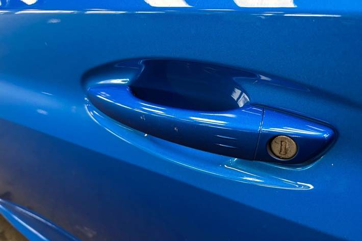 Blå Peugeot e-208 fra 2021