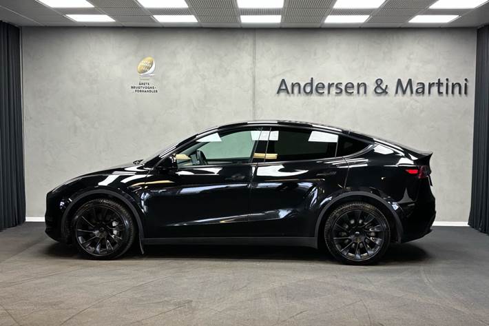 Sort Tesla Model Y fra 2021