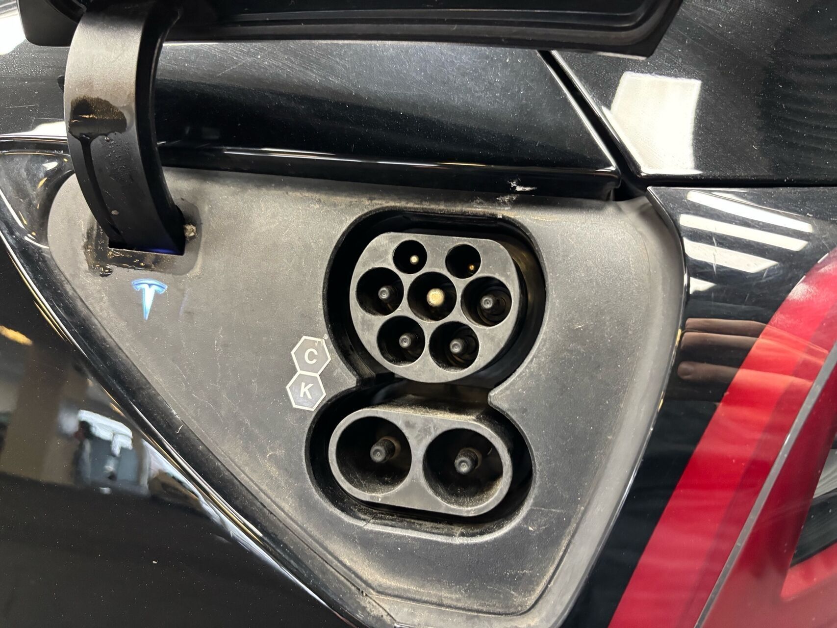 Sort Tesla Model Y fra 2021