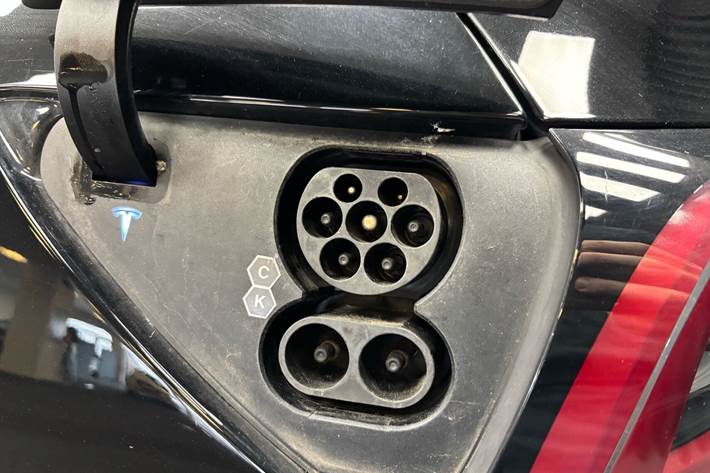 Sort Tesla Model Y fra 2021