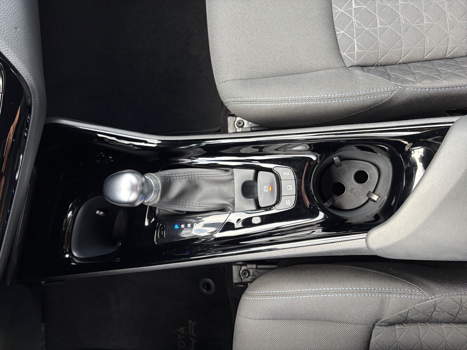 Grå Toyota C-HR fra 2020